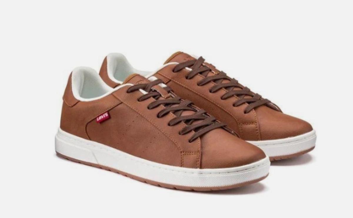 Las zapatillas Levi's que pegan con todo y a mitad de precio