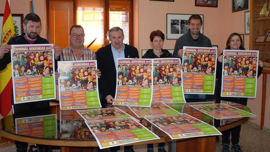 Por la izquierda, Manuel Quirós y Belisario Suárez, de HOTUPA; Emilio García Pando; Fidelia Fernández; el concejal Juan Antonio Pérez, y Natalia Gutiérrez, de la Asociación del Comercio, ayer, durante la presentación del Carnaval de Arriondas.