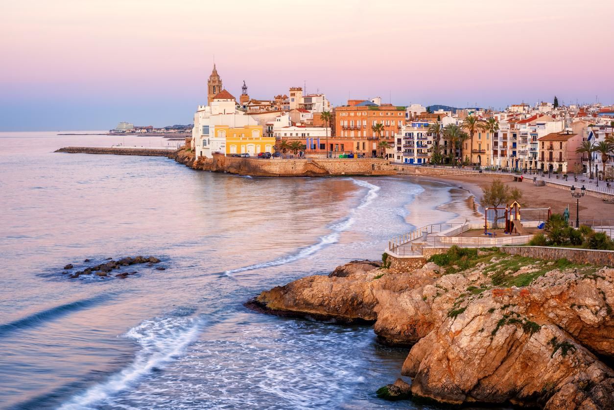 La playa de Sant Sebastià en Sitges