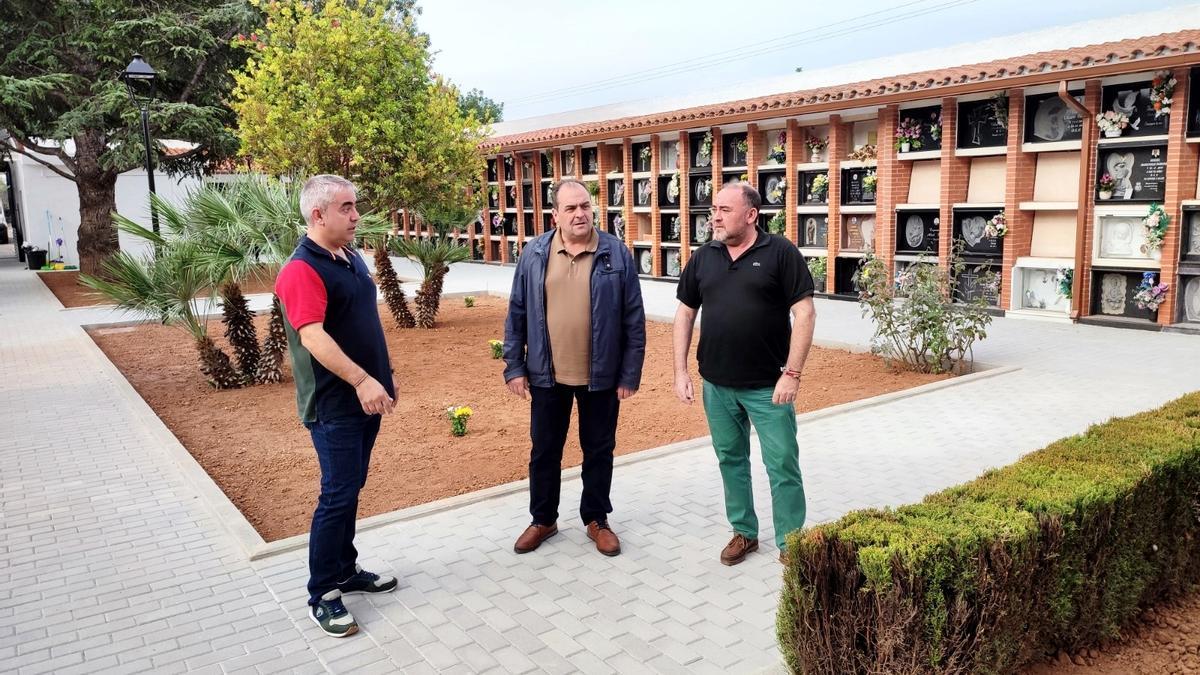 El alcalde, Vicente Pallarés, y los ediles J. Torner y E. Barberá, en el camposanto.