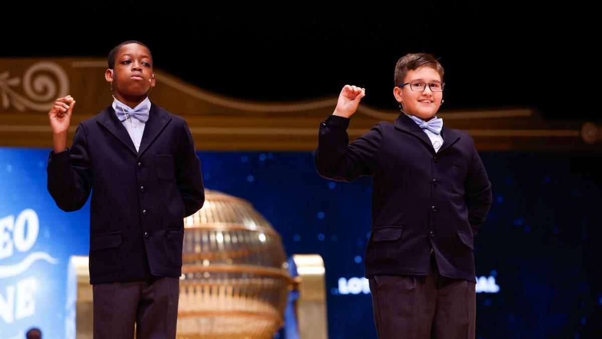 Los niños de San Ildefonso muestran un número premiado.