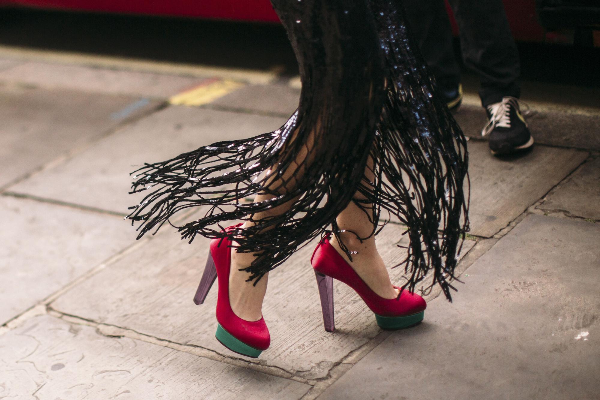 Zapatos de tacón con plataforma vistos en el 'street style' de Londres