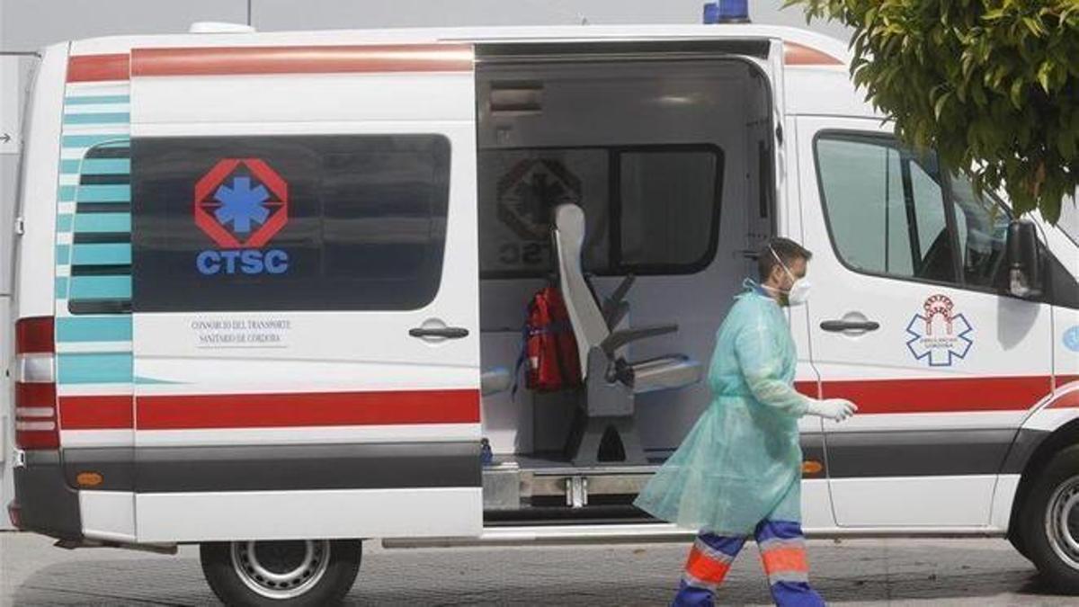 Un profesional camina junto a una ambulancia, en una imagen de archivo.