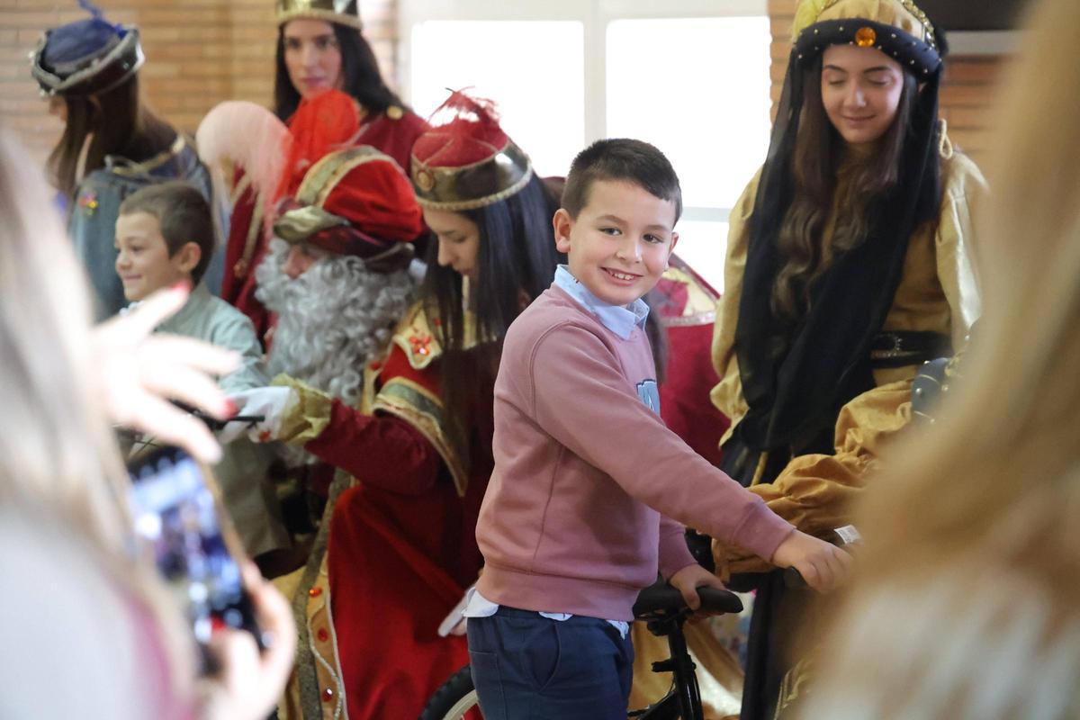 Fotogalería | Los Reyes Magos reparten bicis e ilusión en el IMAS