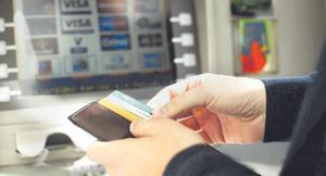 Un usuario utiliza su tarjeta de crédito en un cajero.
