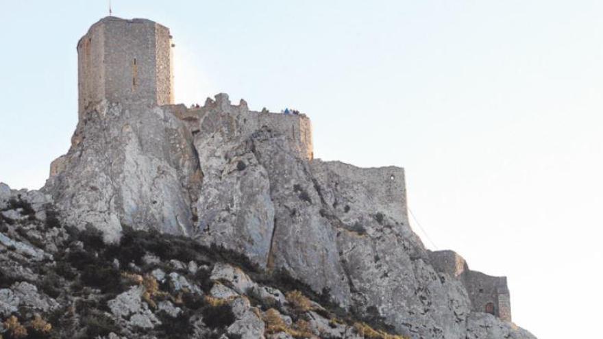 Les fortaleses dels càtars, com Quéribus, s´alcen majestuoses cap al cel.