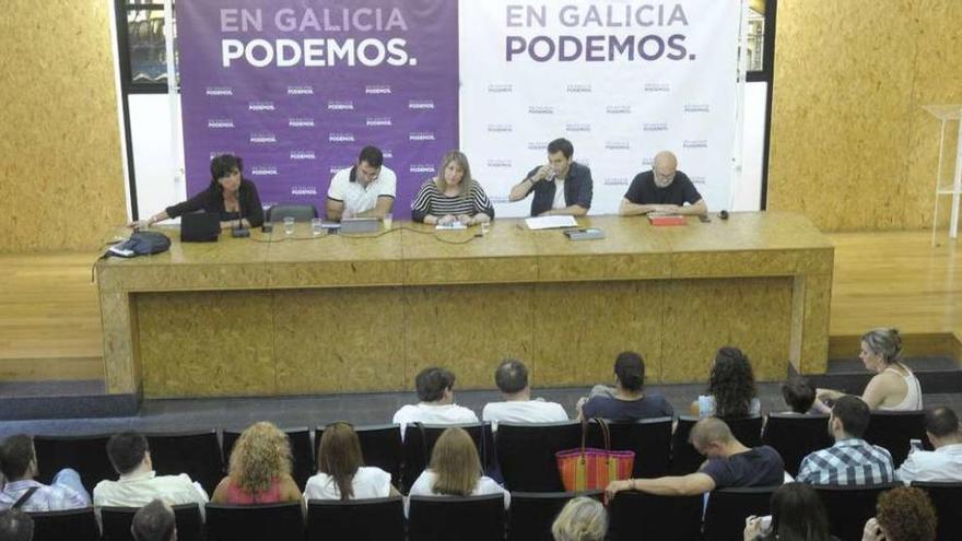Reunión de Podemos ayer en A Coruña. // Víctor Echave
