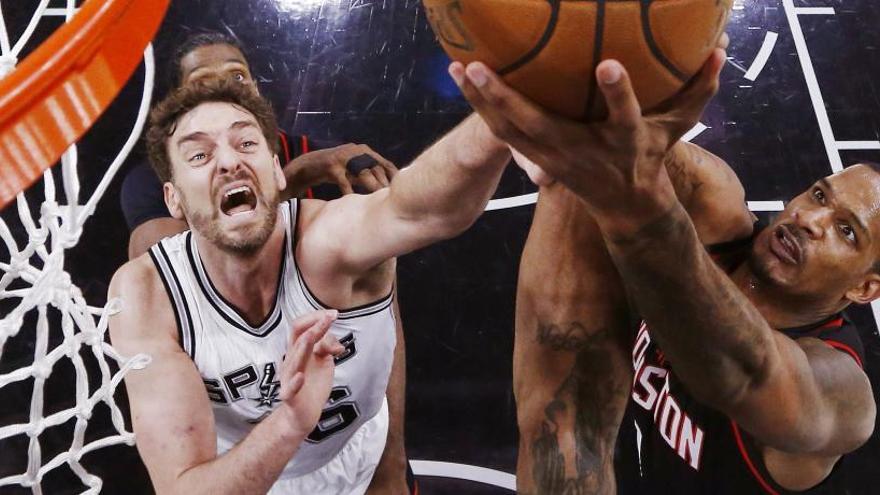 Gasol disputa el balón con Trevor Ariza.