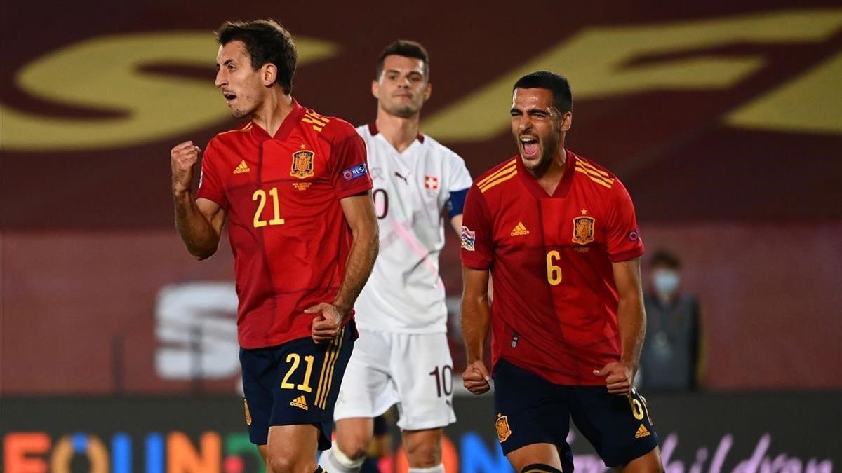 Oyarzabal celebra su gol nacido gracias a un robo de balón de Merino, detrás suyo.