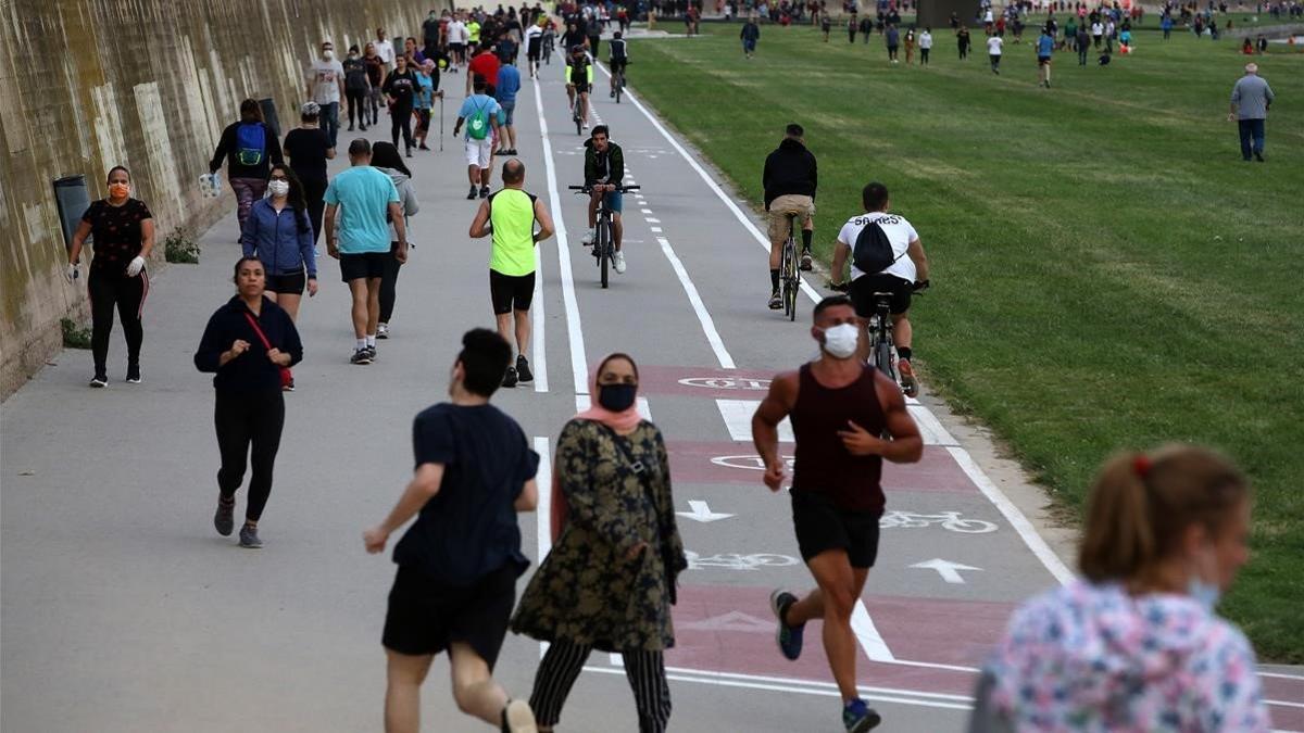 Deportistas en el Parque Fluvial del Besòs, en Santa Coloma de Gramenet.