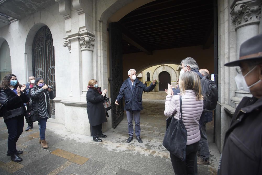 Companys, amics i familiars acomiaden en un acte sorpresa a l'interventor municipal