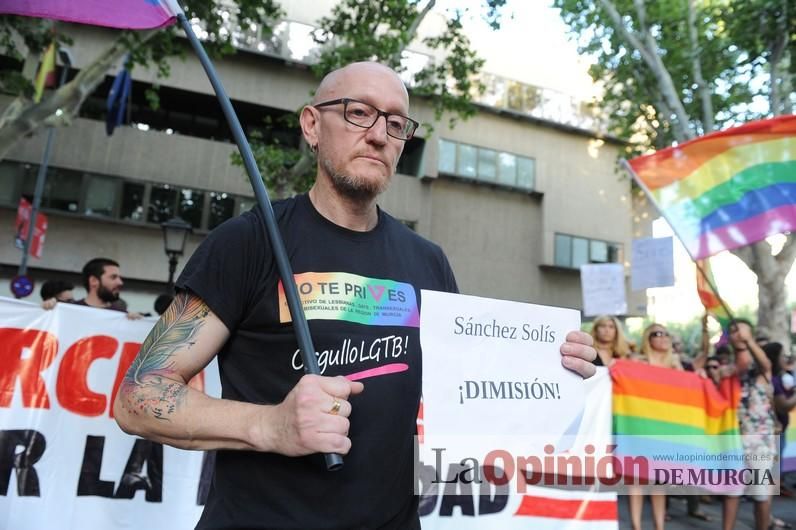 Concentración LGTBI en protesta por la manifestación neonazi del sábado