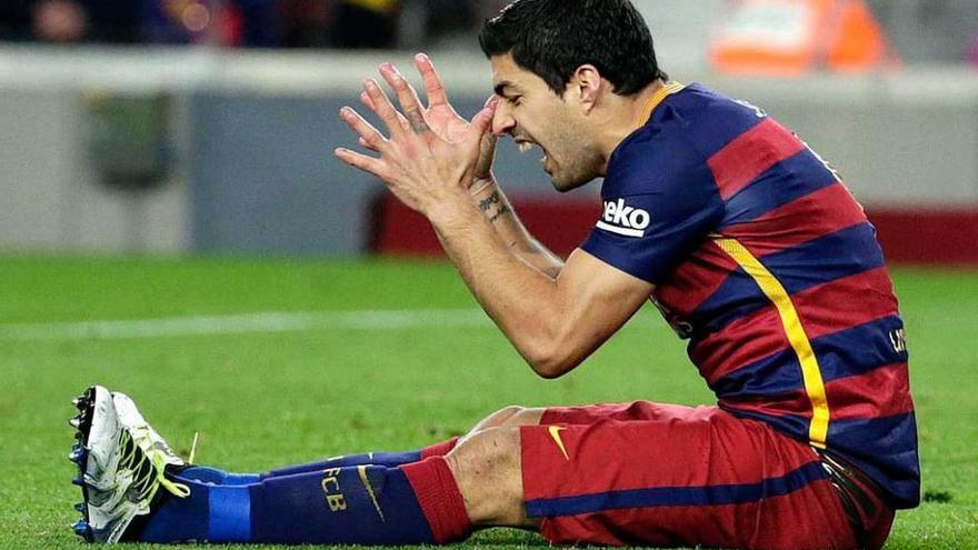 Luis Suárez se lamenta tras una ocasión perdida.