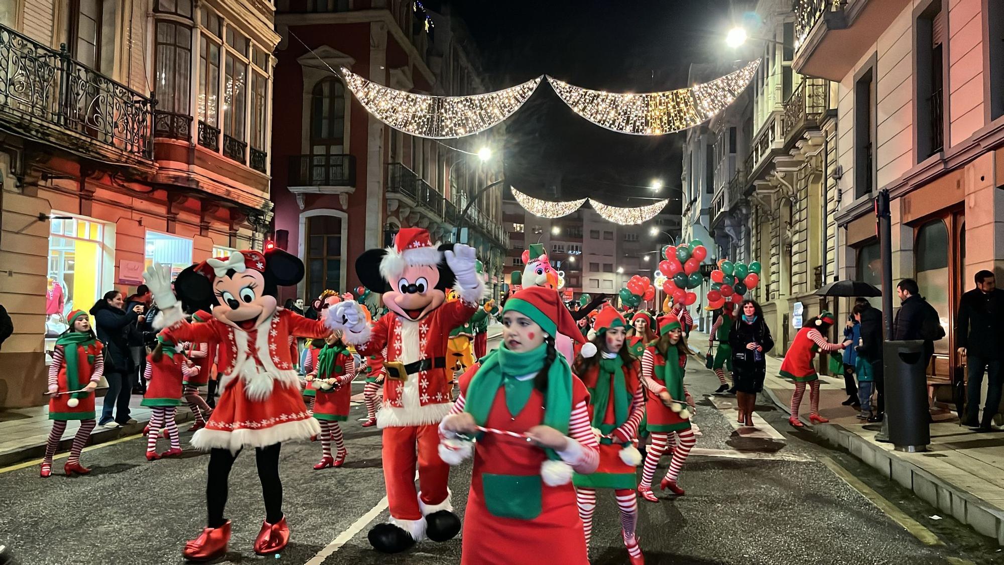 En imágenes: El espectacular desfile de Papá Noel por las calles de Luarca