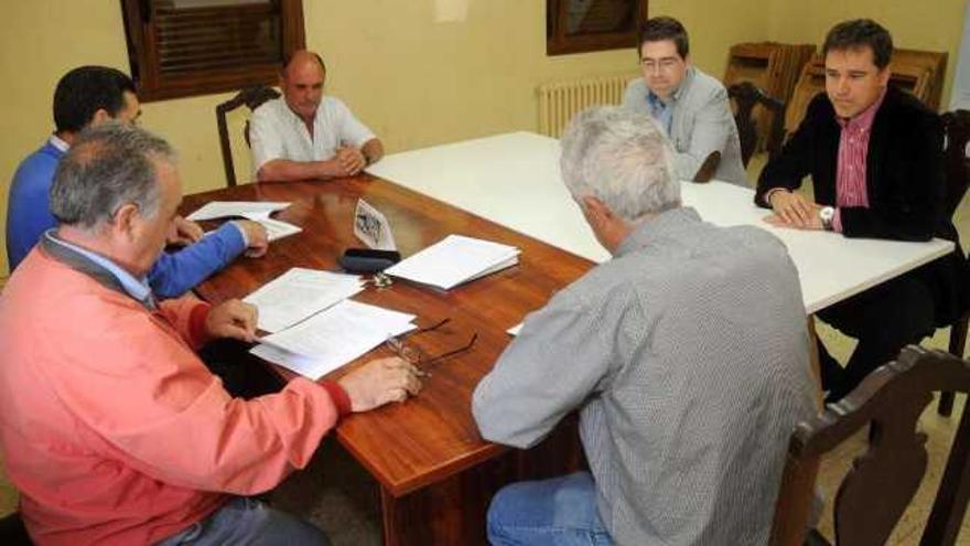 Reunión entre los concejales del PP y los comuneros celebrada ayer.  // Rafa Vázquez