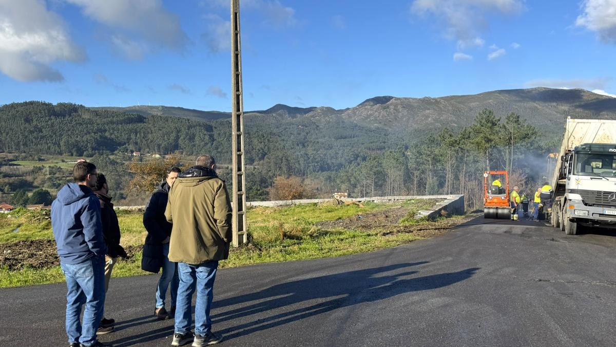 Obras de mellora do pavimento en Boiro de Arriba.