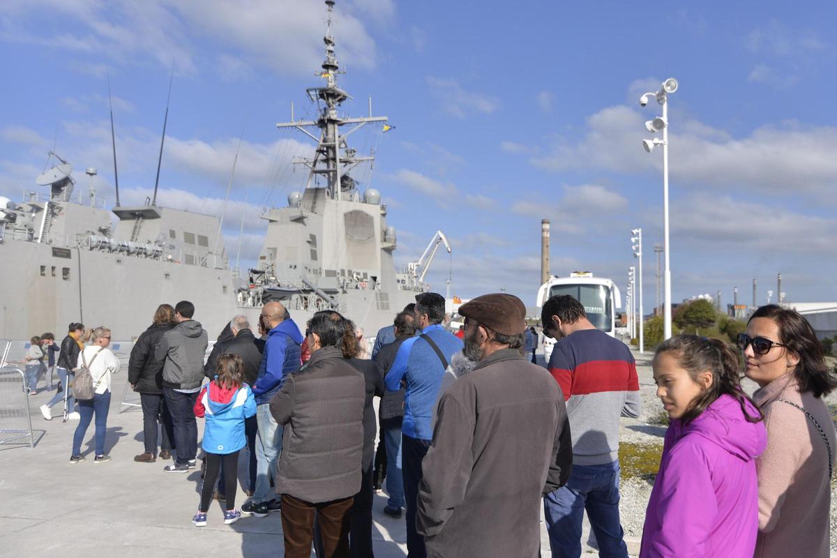 Cola de visitantes de la fragata "Cristóbal Colón" en marzo de 2019.