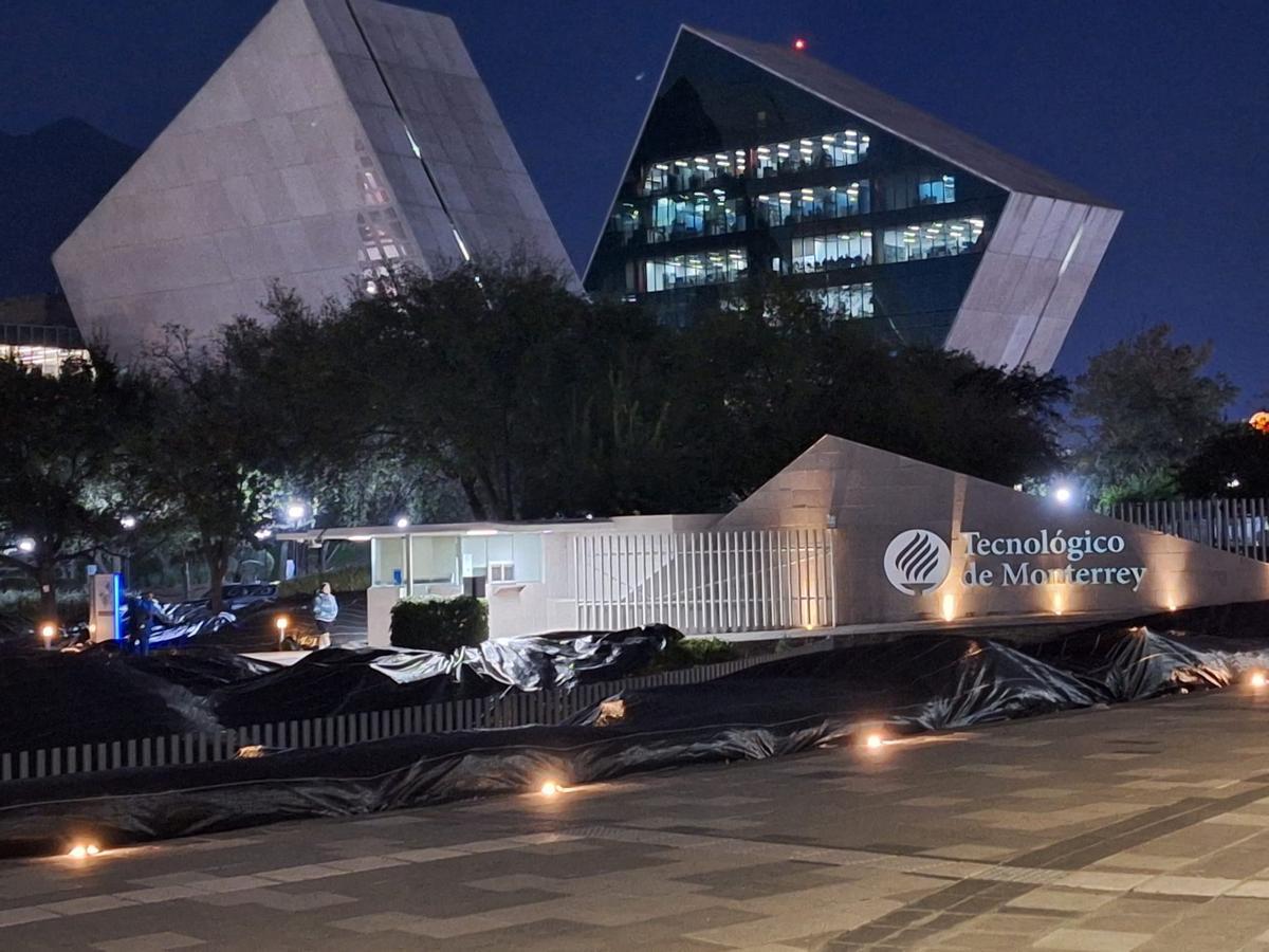 Uno de los accesos al campus, con el edificio del Centro de Tecnología Avanzada detrás.