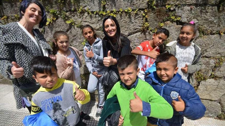 Algunos de los niños participantes, con sus profesoras. // G. Santos