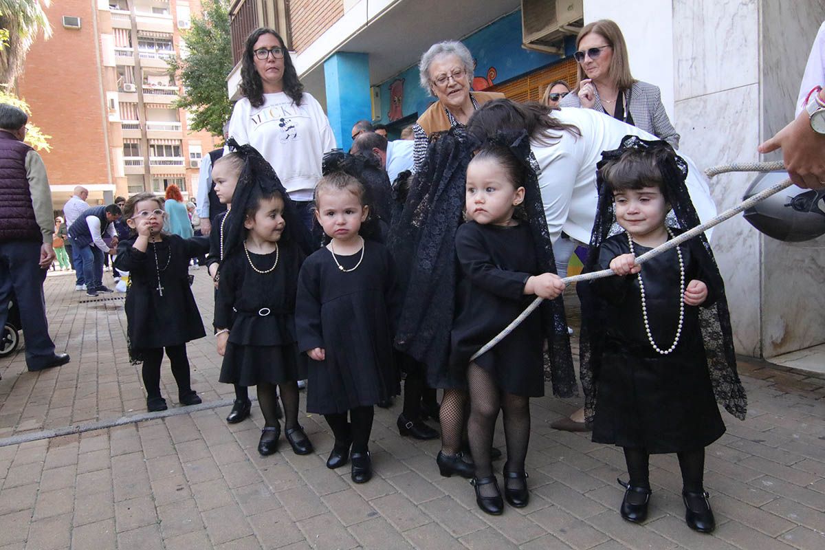 Los más peques de la guardería Chiquitines desfilando en el barrio del Zoco.