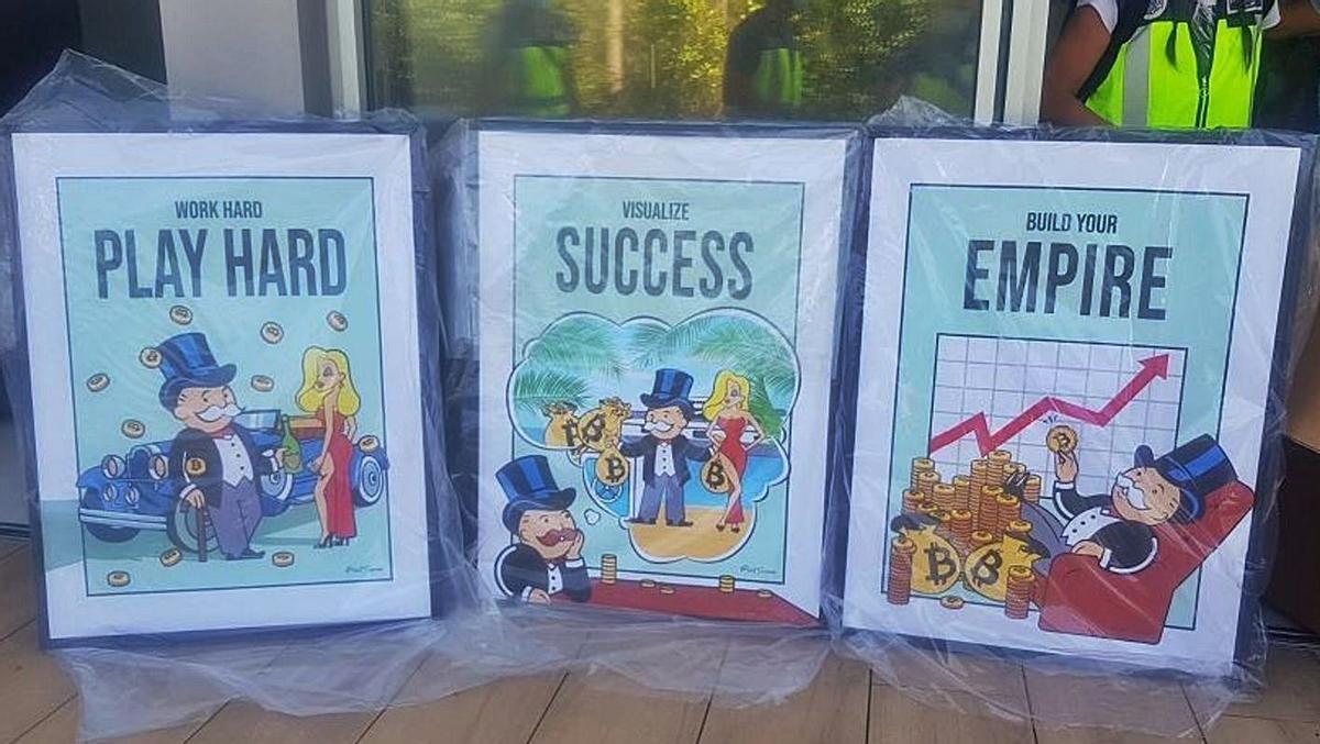 Tres cuadros de Mr. Monopoly adquiridos recientemente por el joven. | L.O.