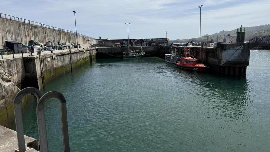 El dragado del puerto de Llanes permitirá retirar en un mes 10.000 metros cúbicos de sedimentos