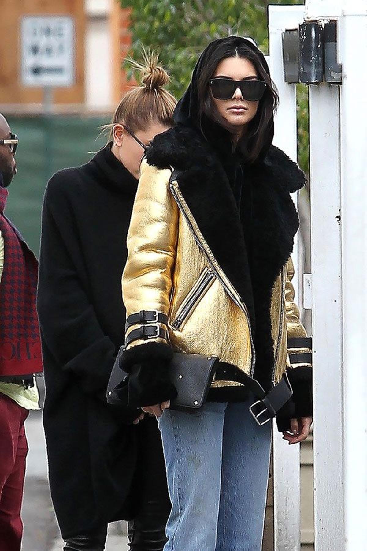 Kendall Jenner con chaqueta metalizada