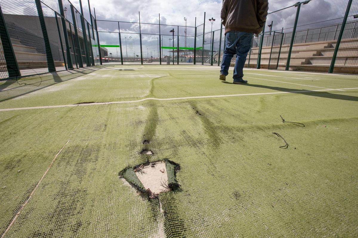 Aspecto que presentan las pistas de pádel de Torrevieja cerradas desde 2019