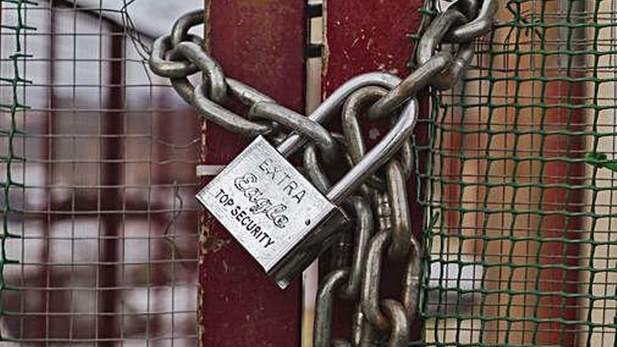 Un cadenat tancant una porta que simbolitza la dificultat d&#039;habitatge.