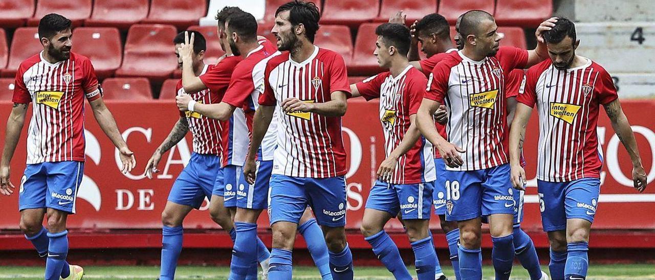 Los jugadores del Sporting celebran uno de los tantos al Lugo.