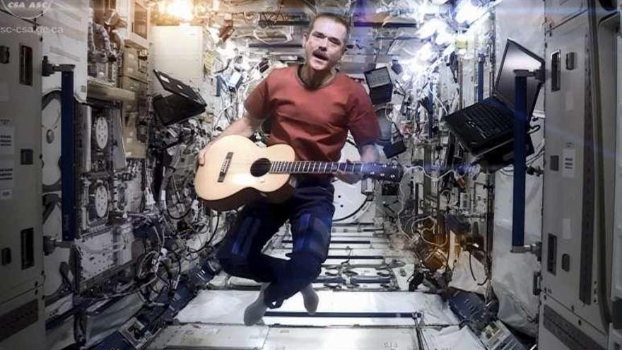El astronauta en uno de sus conocidos vídeos.
