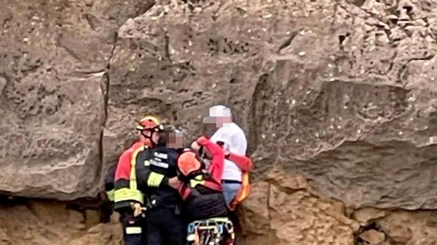 Así ha sido el rescate de un hombre en los acantilados de Punta del Cavall en Benidorm