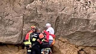 Complicado rescate de un hombre en los acantilados de Punta del Cavall en Benidorm