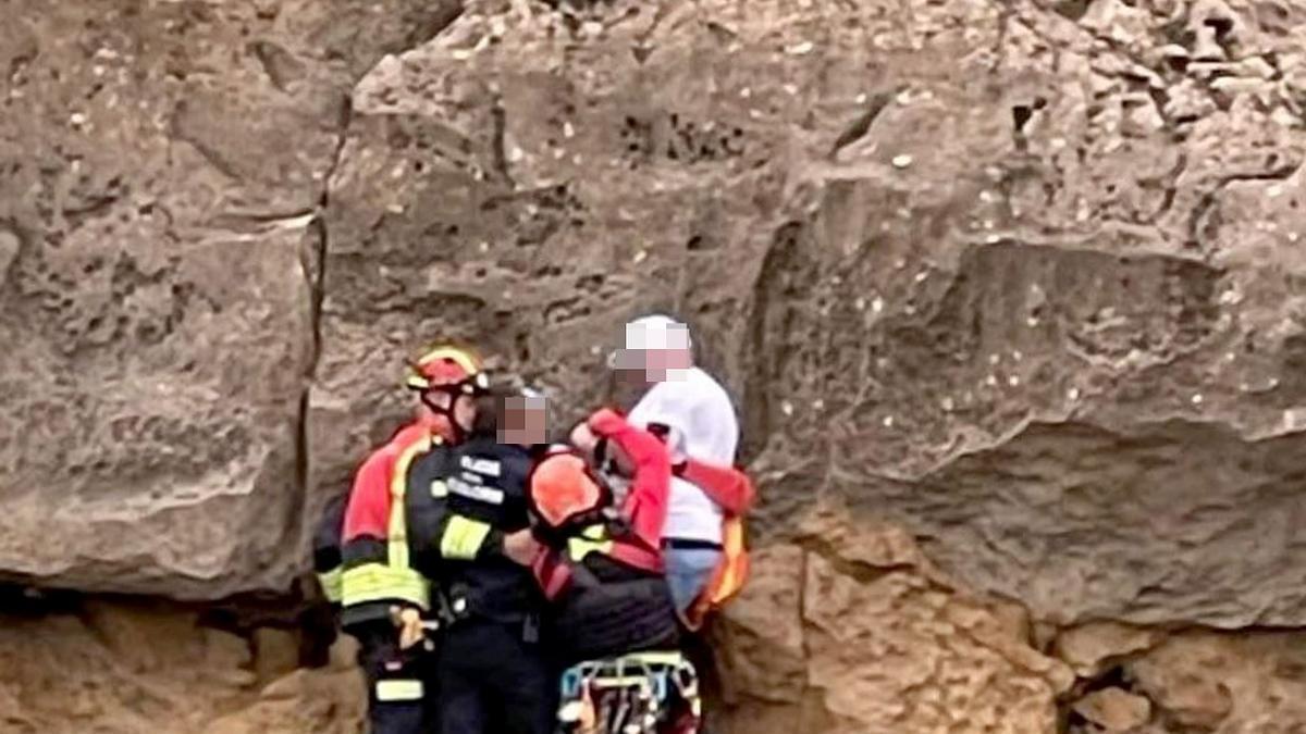 Así ha sido el rescate de un hombre en los acantilados de Punta del Cavall en Benidorm