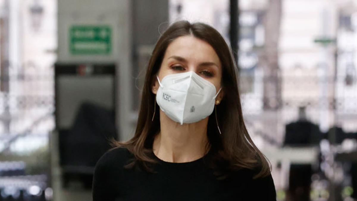 El look de la reina Letizia con top negro y falda con efecto óptico de Reiss para los premios APM de Periodismo