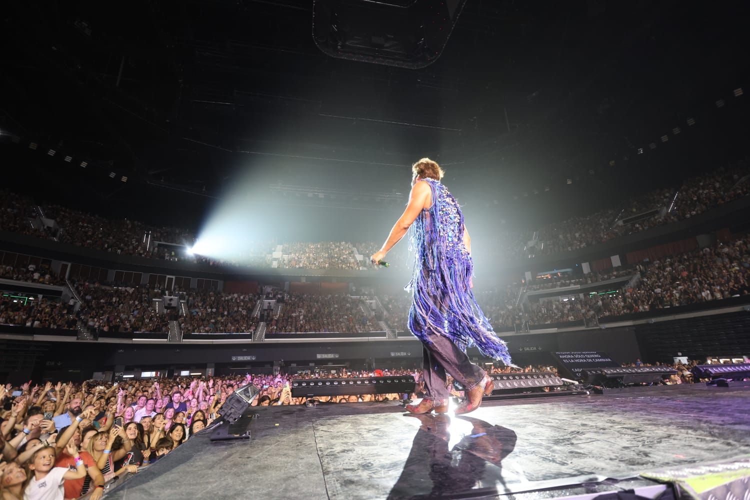 Manuel Carrasco arrebata en su concerto del Roig Arena: todas las imágenes