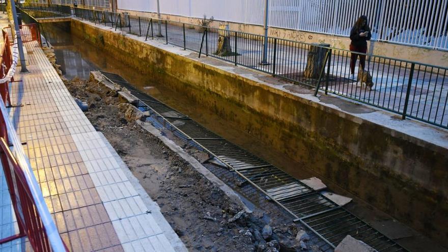 La bajada del nivel del agua de la Séquia Major de Vila-real dejó por la mañana bien visible el tramo del muro del canal que se derrumbó ayer a causa de las intensas lluvias.