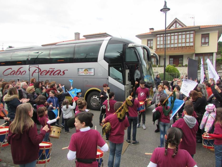 Recibimiento a la banda de gaitas Llacín tras su paso por el desfile de San Patricio de Nueva York