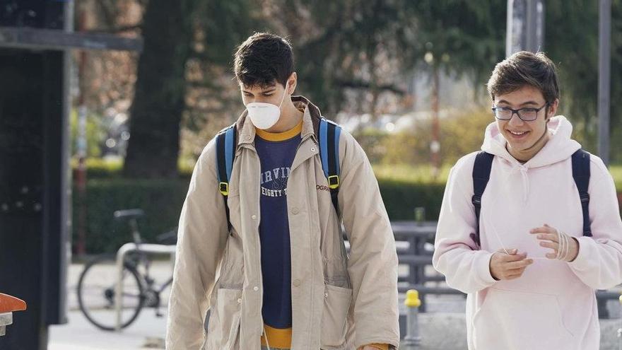 Dos estudiantes caminan por la Ciudad Universitaria de Madrid.