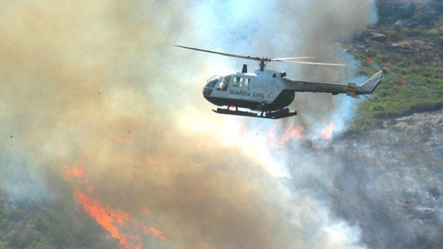 Uno de los helicoptéros que participó en la extinción.