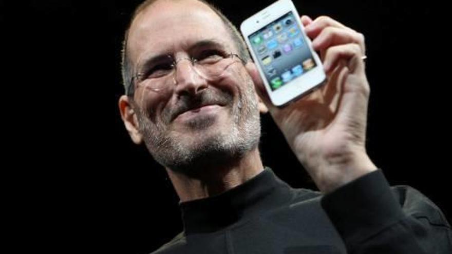 Steve Jobs subjecta un dels primers models d&#039;iPhone.