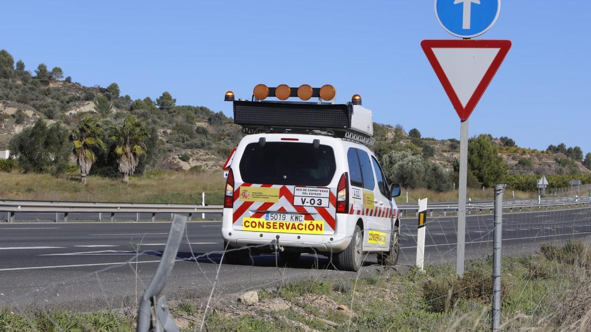 Accidente en la A-7: gran atasco al arder un camión de pintura en Alberic.