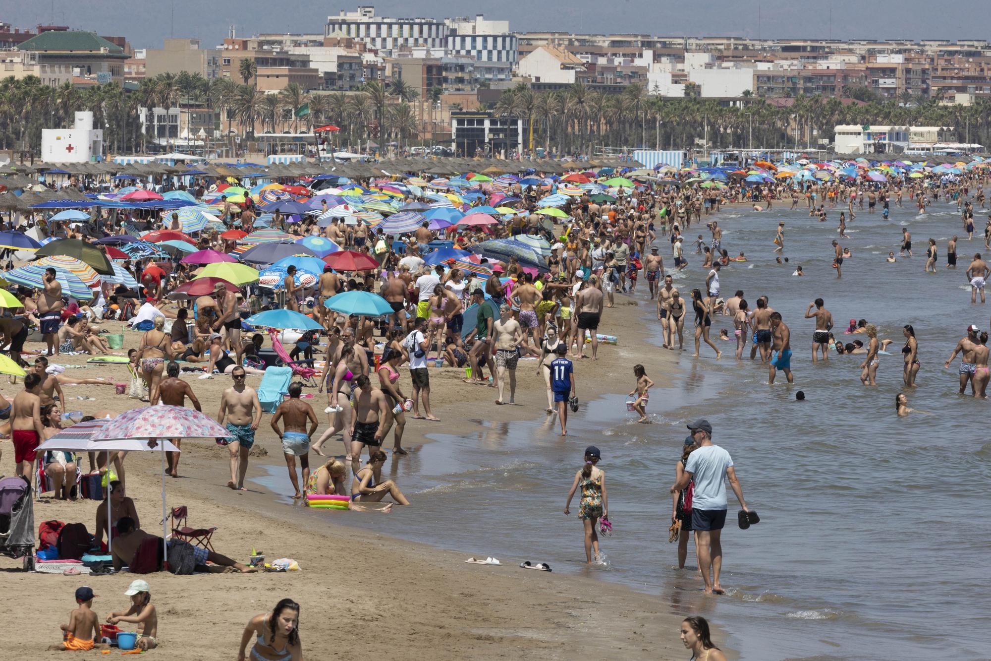 Playas hasta la bandera en pleno agosto