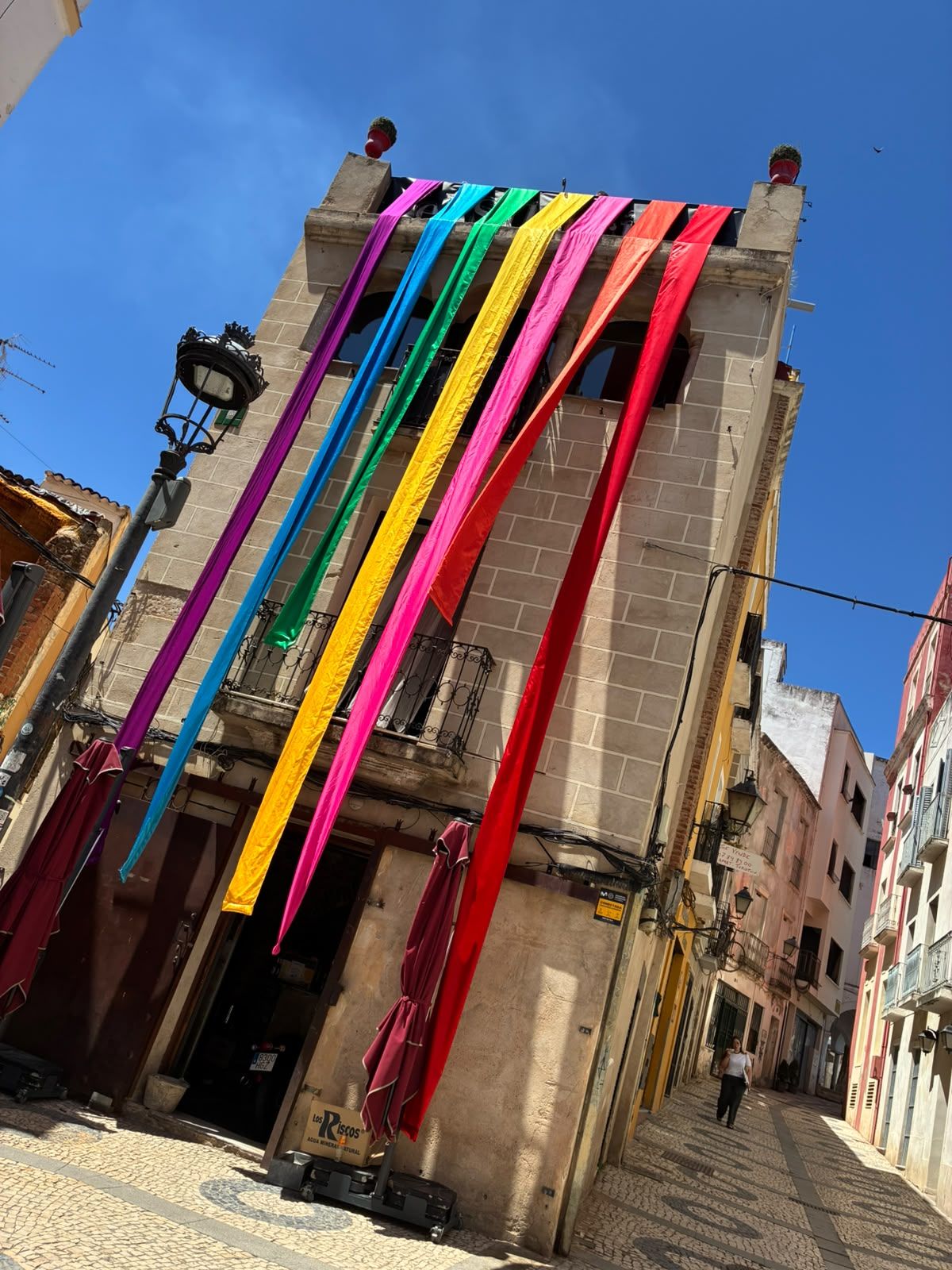 Fachada de El Silencio decorada para celebrar Los Palomos.