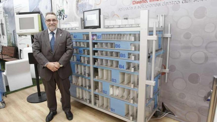 Ángel Puente Ortés, con uno de los armarios &quot;guardianes&quot; para quirófanos fabricados por Izco.