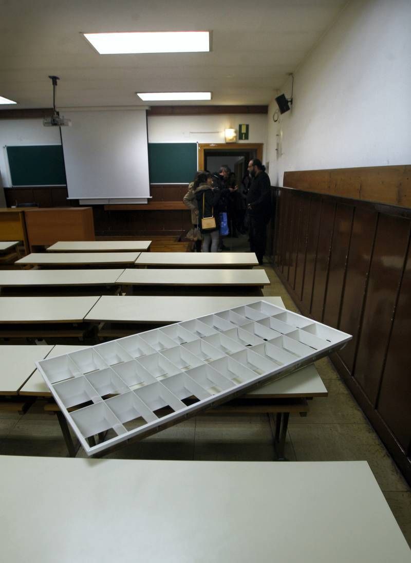 Fotogalerías del foco caído en un aula de la Facultada de Filosofía y Letras de Zaragoza