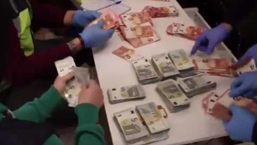 Un momento del recuento de billetes requisados.