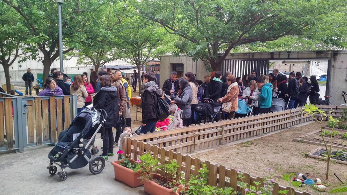 Cola de padres para visitar la 'escola bressol' Elna este martes en el barrio de Via Europa-Nou Parc Central de Mataró.