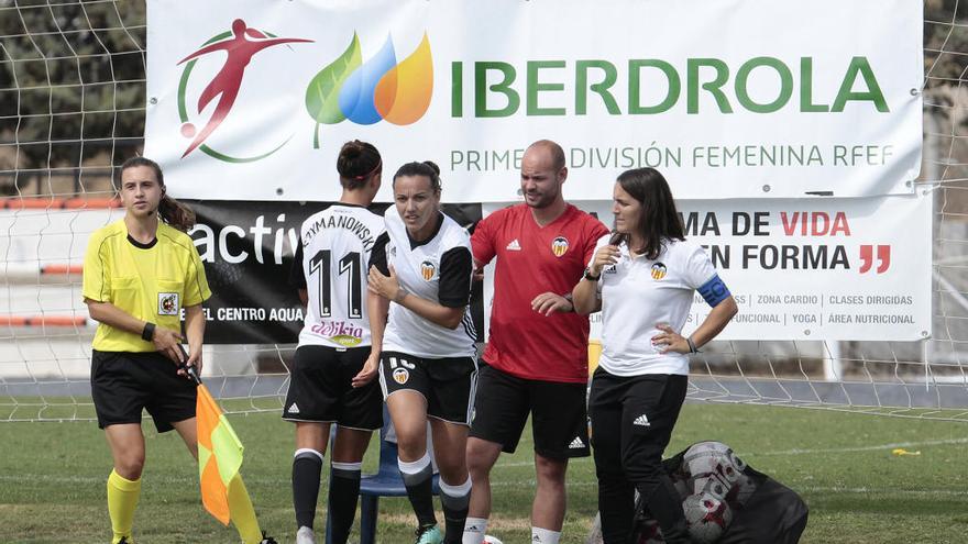 Anair Lomba, en el centro, durante un partido con el Valencia. // Juan Catalán