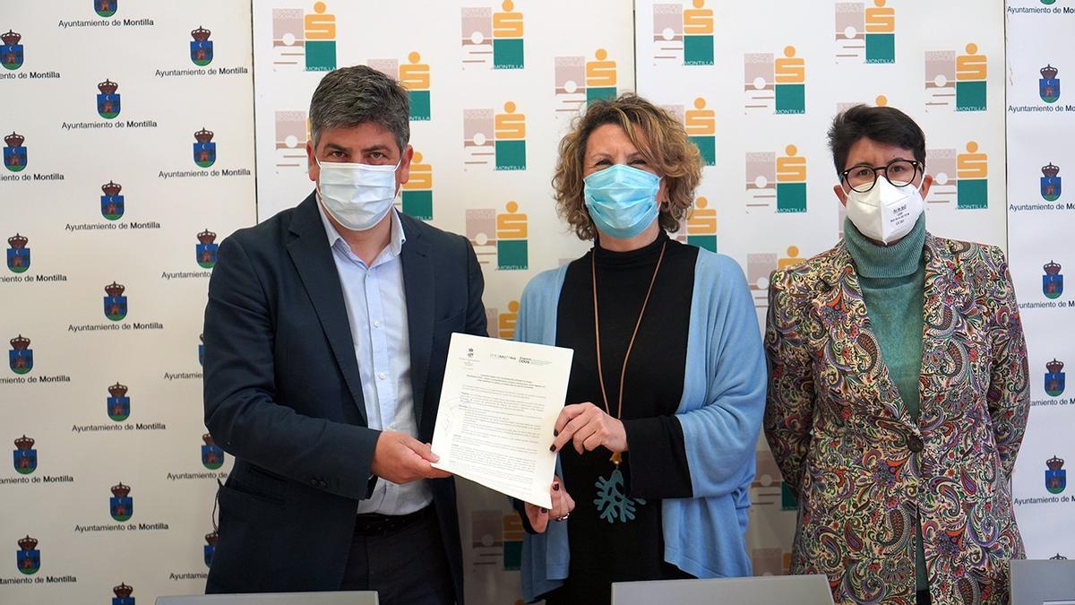 Firma del acuerdo entre el Ayuntamiento de Montilla y EMET Arcoiris.